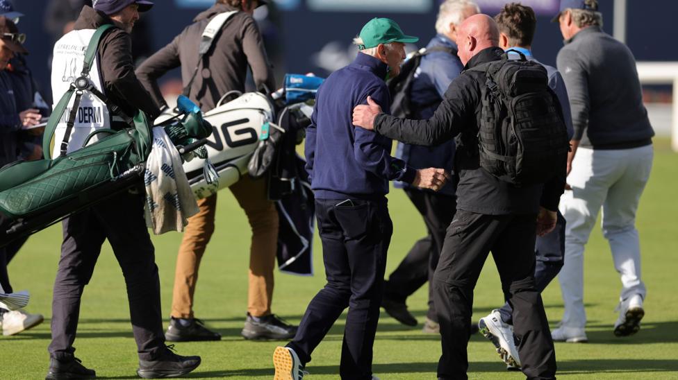 Dermot Desmond, vizat de un protest cu mingi de tenis la Alfred Dunhill Links